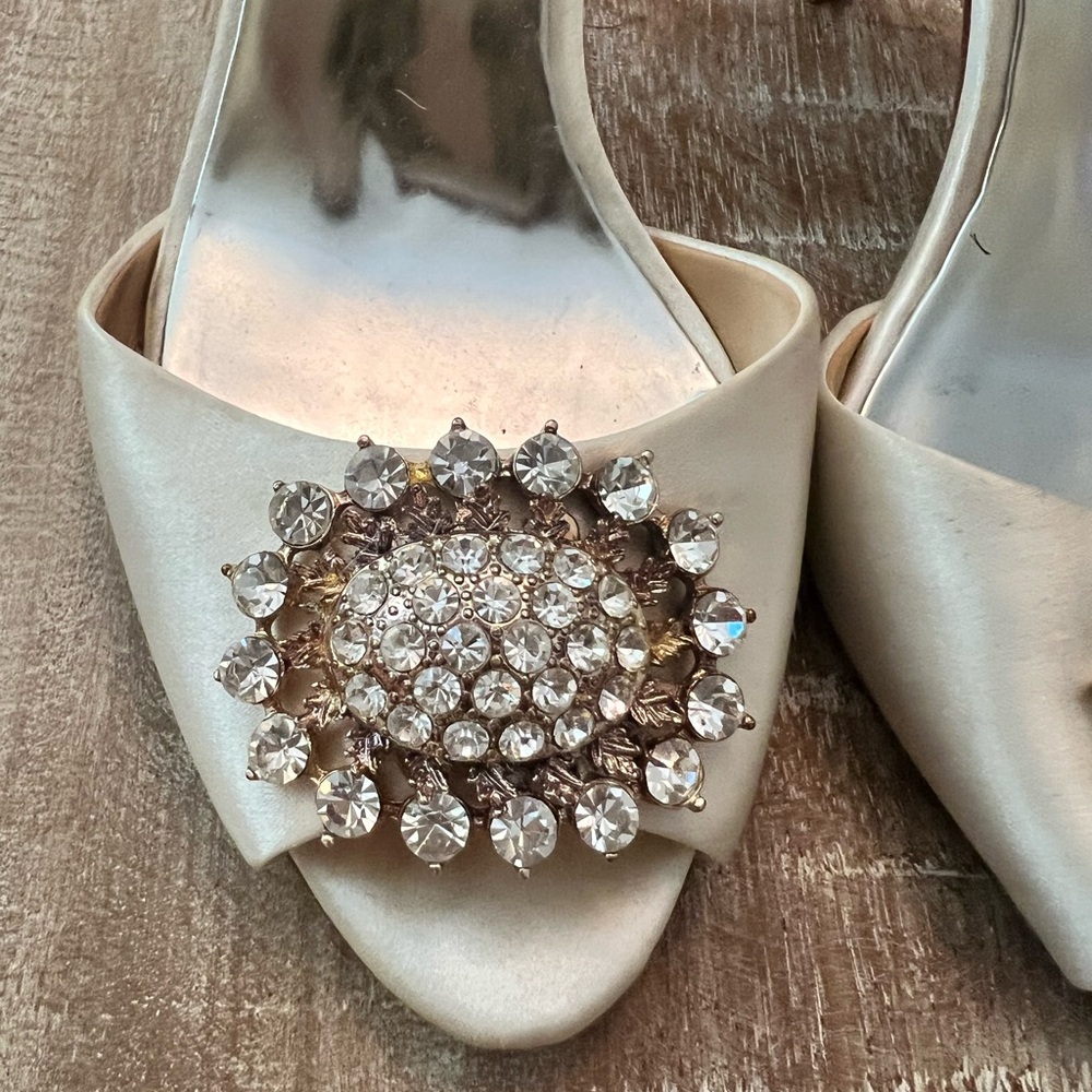 Badgley Mischka Lacie Satin Pumps Ivory Size 7.5 - Picture 2 of 8
